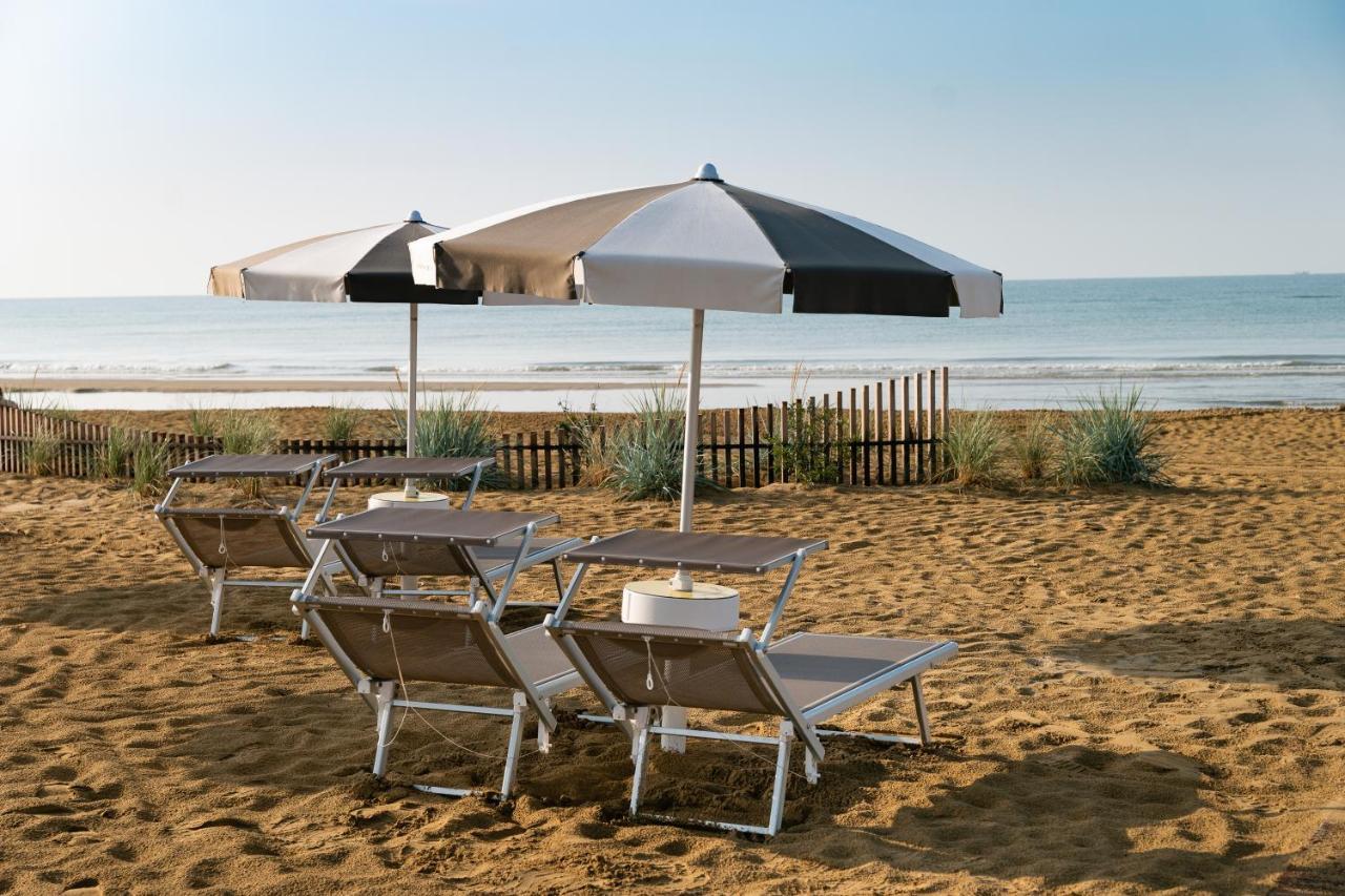 Savoy Beach Hotel & Thermal Spa Bibione Luaran gambar Beach furniture