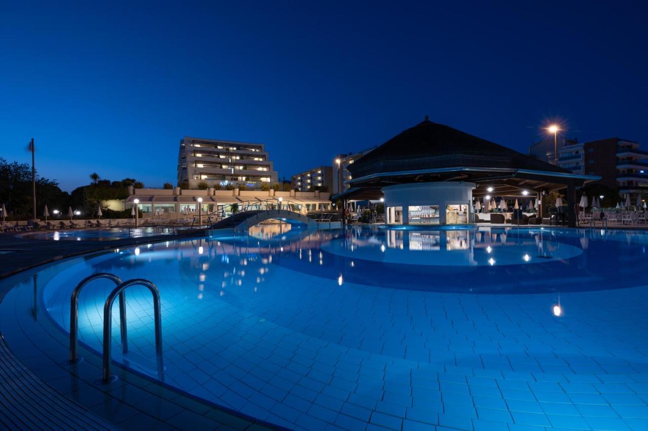 Savoy Beach Hotel & Thermal Spa Bibione Luaran gambar The resort at night