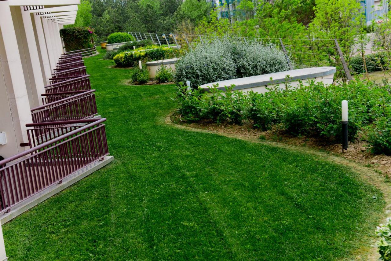 Savoy Beach Hotel & Thermal Spa Bibione Luaran gambar A lawn