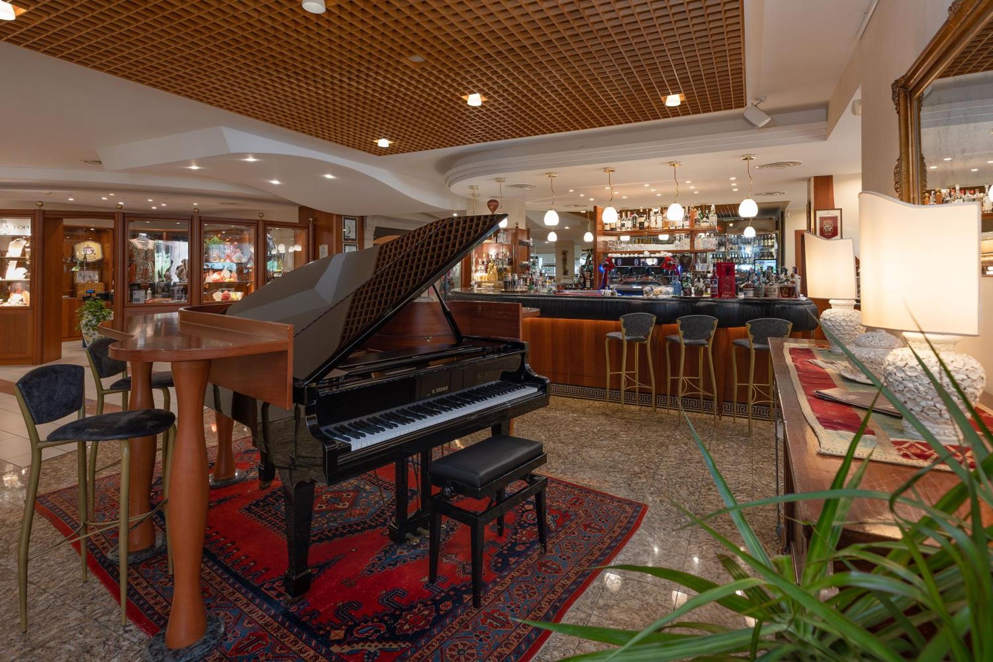 Savoy Beach Hotel & Thermal Spa Bibione Luaran gambar The piano bar at the hotel
