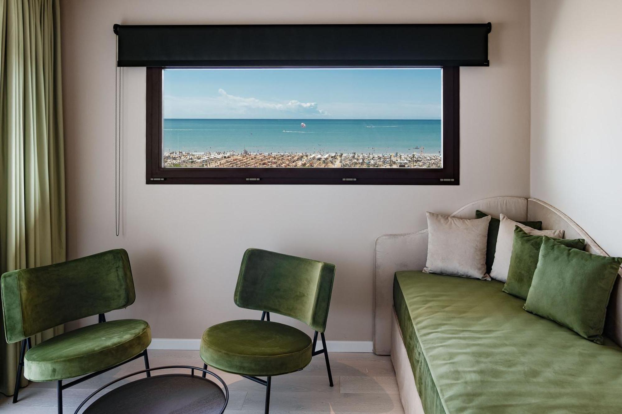 Savoy Beach Hotel & Thermal Spa Bibione Luaran gambar A window with a view of the sea