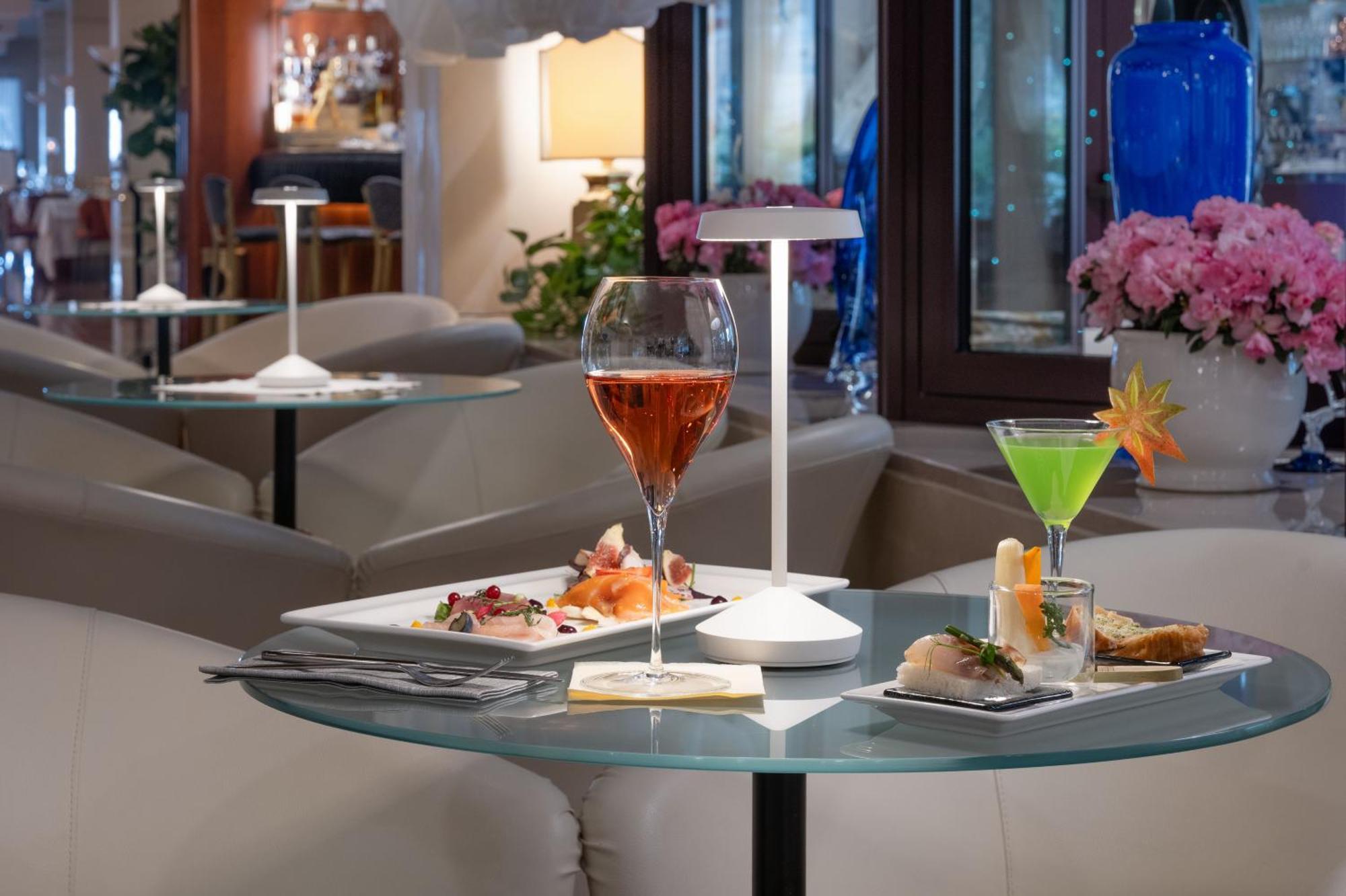 Savoy Beach Hotel & Thermal Spa Bibione Luaran gambar A glass table