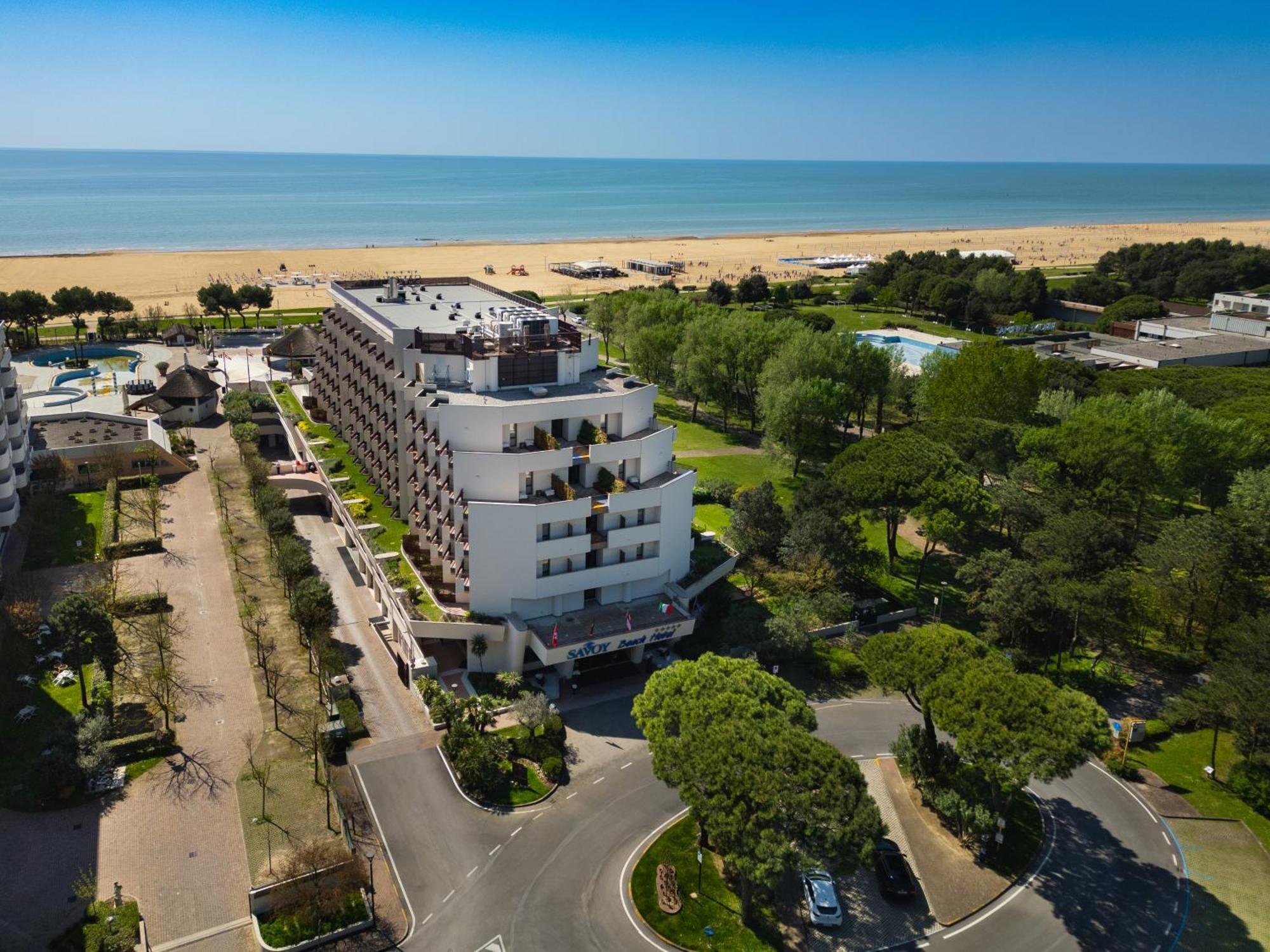 Savoy Beach Hotel & Thermal Spa Bibione Luaran gambar Aerial view of the hotel