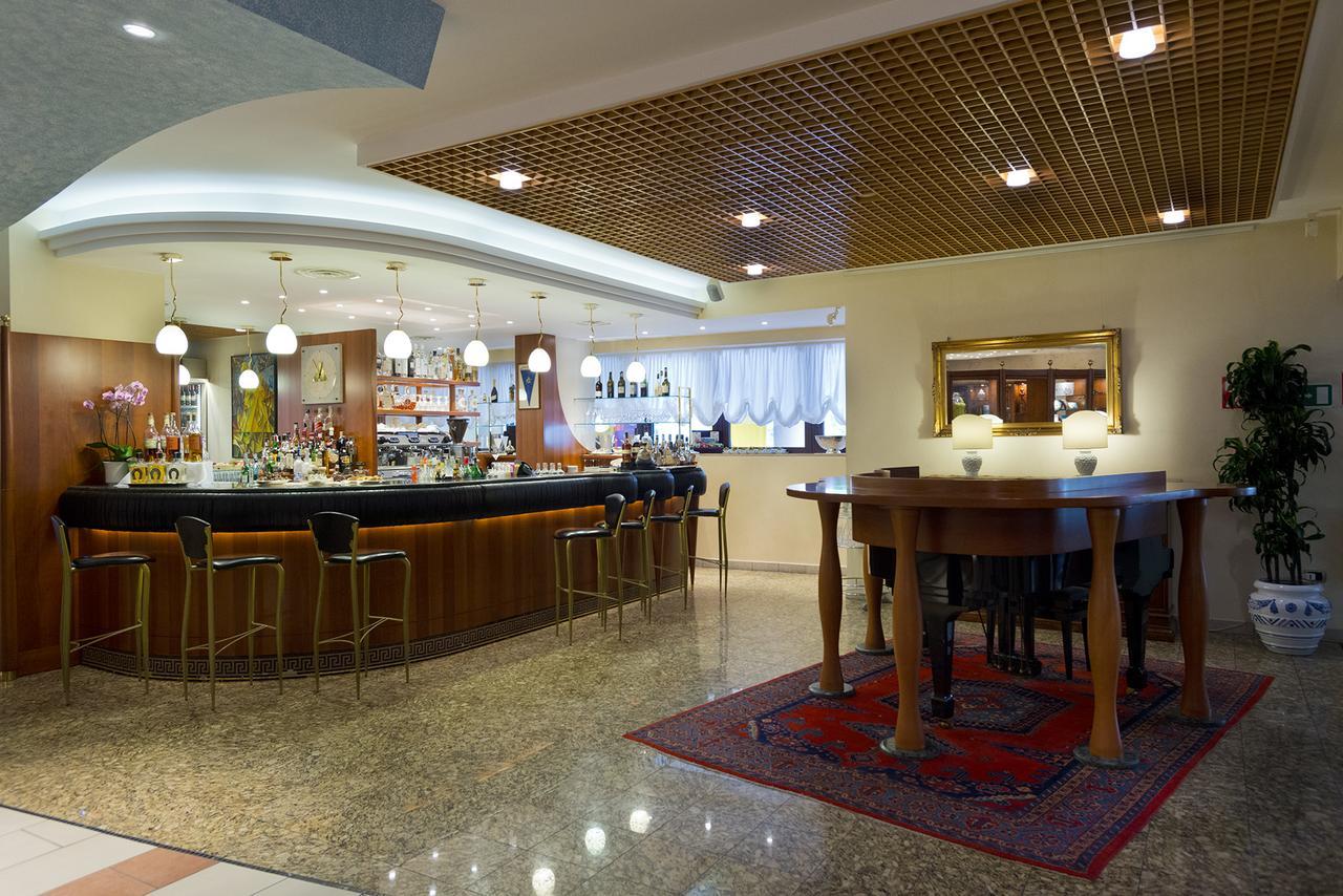 Savoy Beach Hotel & Thermal Spa Bibione Luaran gambar The lounge at the airport