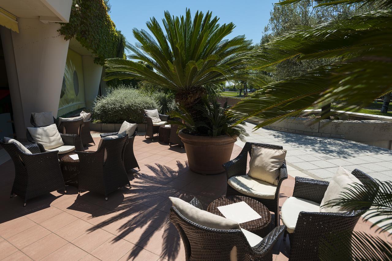 Savoy Beach Hotel & Thermal Spa Bibione Luaran gambar The hotel's terrace